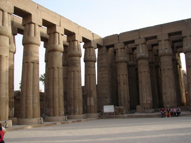 2008/03(March)/AroundTheWorld/Egypt/Luxor/640x480_Colonnade has open air courtyard.jpg